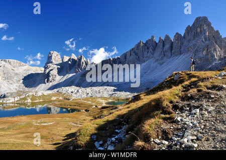 Wandern Frau unter Paternkofel und an Seen Zinnenseen, Pustertal, Sexten, Dolomiten, Südtirol, Veneto, Südtirol, Drei Zinnen (Tre Cim Stockfoto