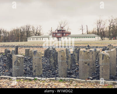 Schwarzer Basalt Stelen und Torbau mit wachtturm an Konzentrationslager, KZ Buchenwald", Ettersberg, Weimar, Thüringen, Deutschland Stockfoto