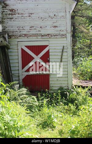 Alte RED BARN DOOR abblätternde Farbe Stockfoto