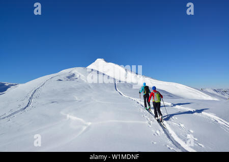 Zwei Fahrerinnen Hinterland zum Mount Steinberg, Kitzbüheler Alpen, Tirol, Österreich Stockfoto