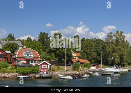 Schwedische Häuser und Hütten, auf einer Insel in der Nähe von Vaxholm, Stockholm Archipelago, Uppland, Stockholms Land, Süd Schweden, Schweden, Skandinavien, Norden Stockfoto