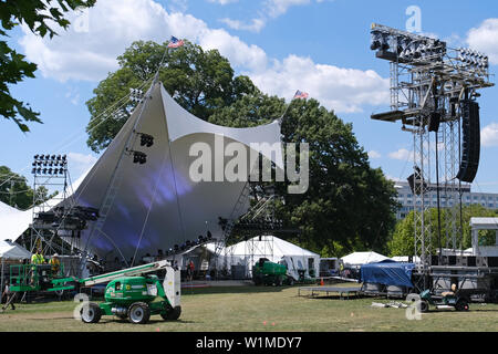 Work is underway to set up stages and scaffolding in front of the U.S. Capital on June 30, 2019, ahead of the 4th of July event "A Capital Fourth." Stockfoto