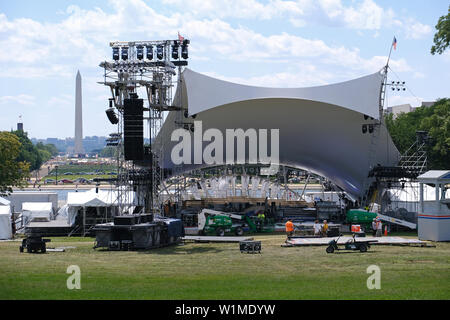 Work is underway to set up stages and scaffolding in front of the U.S. Capital on June 30, 2019, ahead of the 4th of July event "A Capital Fourth." Stockfoto