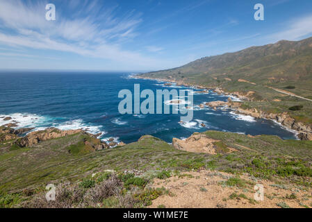 Das Meer und die Berge. Blick von oben auf Wal Peak. Garrapata State Park, Monterey, Kalifornien, USA. Stockfoto