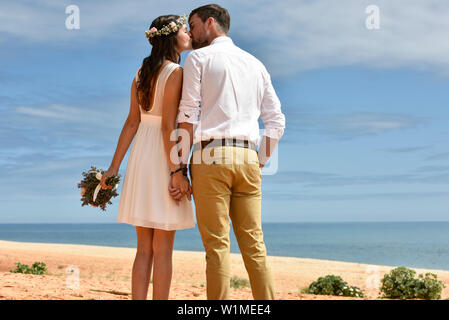 Hochzeit paar am Strand von Vale Lobo, Algarve, Portugal Stockfoto