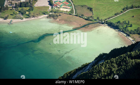 Segelboot in kristallklarem Wasser auf den Achensee, Tirol, Österreich, Alpen Stockfoto