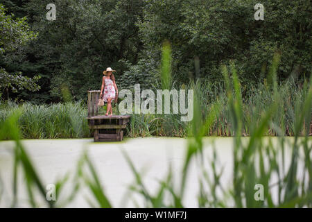Junge Frau im Sommerkleid Spaziergänge auf See Pier Stockfoto