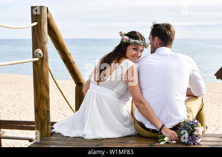 Hochzeit paar am Strand von Vale Lobo, Algarve, Portugal Stockfoto