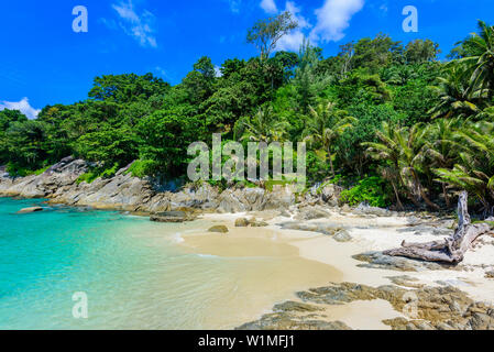 Freedom Beach, Phuket, Thailand - Tropisches Paradies Insel mit weißem Sandstrand und türkisfarbenem Wasser und Granit Steine Stockfoto