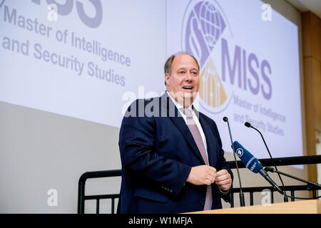 Berlin, Deutschland. 03 Juli, 2019. Helge Braun (CDU), Chef des Bundeskanzleramtes, spricht bei der Eröffnung des Master-studiengangs "Intelligenz und Sicherheit Studien" für Secret Service Mitarbeiter der Zentrale des Bundesnachrichtendienstes (BND). Credit: Christoph Soeder/dpa/Alamy leben Nachrichten Stockfoto