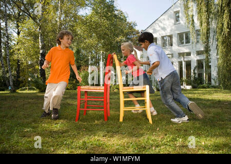 Kinder spielen Musical Chairs, Geburtstag der Kinder Stockfoto