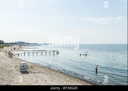 Holzsteg am Strand in Heiligenhafen, Schleswig-Holstein, Ostsee, Norddeutschland, Deutschland Stockfoto