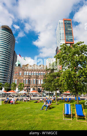 Touristen und Einheimische entspannen vor dem Hotel New York, das ehemalige Hauptgebäude der Holland America Line, Rotterdam, Niederlande Stockfoto