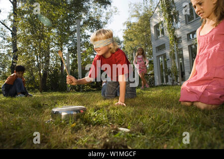 Kinder spielen auf den Topf, Geburtstag der Kinder Stockfoto