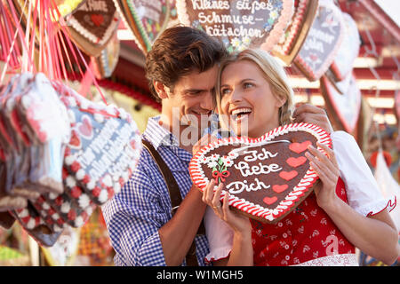 Mann, Frau, eine Schokolade Herz Stockfoto