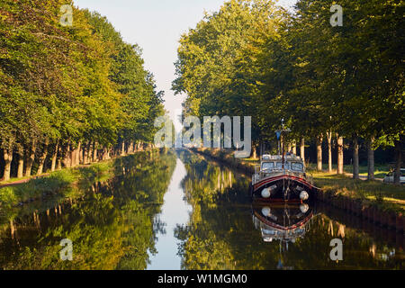 Hausboot in der Nähe von Schloss 25, Malestroit, Fluss Oust und, Canal de Nantes à Brest, Departement Morbihan, Bretagne, Frankreich, Europa Stockfoto