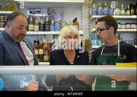 Die Herzogin von Cornwall bei einem Besuch in Carmarthen Markt Markt Händler zu treffen und Abschaltdruck Inhaber, einschließlich Richardson's Bäckerei, die Kuchen für ihre Hochzeit in 2005 an den Prinzen von Wales. Stockfoto