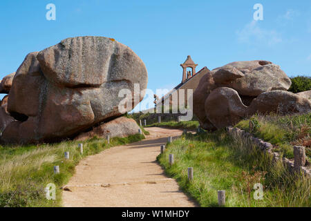 Kapelle am, Pointe de Squéouel, Ploumanac'h, Côte de Granit Rose, Atlantik, Abt. Côtes-d'Armor, Bretagne, Frankreich, Europa Stockfoto