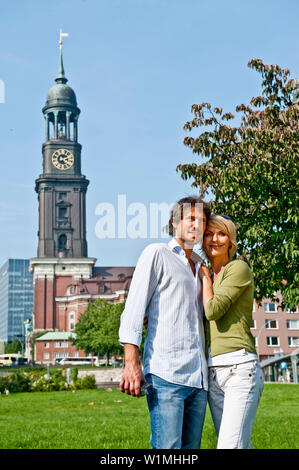 Paar vor der Kirche St. Michaelis, Hamburg, Deutschland Stockfoto