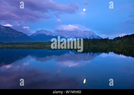 Vollmond im See Barmsee, Blick auf die Soierngruppe und Karwendel, Werdenfelser Land, Bayern, Deutschland widerspiegelt Stockfoto