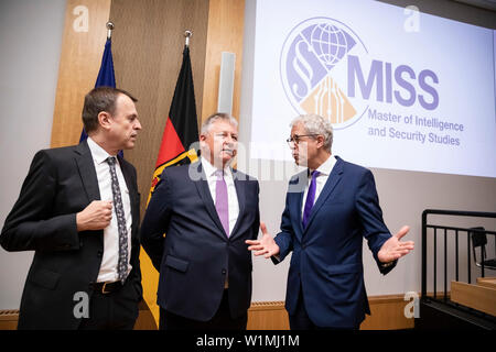 03 Juli 2019, Berlin: Johannes Geismann (L-R), Bnd Kommissar im Bundeskanzleramt, Bruno Kahl, Präsident des Bundesnachrichtendienstes und Gerd Hoofe, Staatssekretär im Bundesministerium für Verteidigung, sprechen Sie vor der Eröffnung des Studiengangs "Intelligenz und Sicherheit Studien" für Intelligence Service Mitarbeiter der Zentrale des Bundesnachrichtendienstes (BND). Foto: Christoph Soeder/dpa Stockfoto