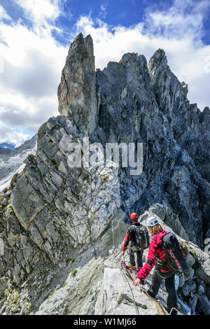 Mann und Frau klettern auf fixed-Rope route Sentiero dei Fiori, Sentiero dei Fiori, Adamello-Presanella Gruppe, Trentino, Italien Stockfoto