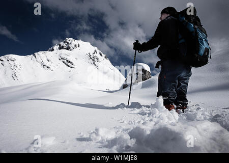 Wanderer die Spuren im frischen Schnee, auf dem Weg zur Lamsenjochhütte über westlichen Lamsenjoch, Karwendel, Tirol, Österreich Stockfoto