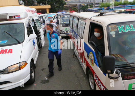 Pasig, Philippinen. 3. Juli 2019. Krankenwagen Linie bis zu Opfern bei einem Verdacht auf Lebensmittelvergiftung in Pasig City, Philippinen, 3. Juli 2019 zu reagieren. Mindestens 260 Menschen krank am 90. Geburtstag Feier von Imelda Marcos, Ehefrau des ehemaligen Präsidenten Ferdinand Marcos, am Mittwoch in Pasig City von Metro Manila, nach dem Essen eine kontaminierte Mittagessen, Polizei und Gesundheit Beamten sagte. Credit: rouelle Umali/Xinhua/Alamy leben Nachrichten Stockfoto