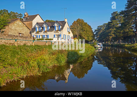 Von Hausboot in der Nähe von Schloss 25, Malestroit, Fluss Oust und, Canal de Nantes à Brest, Departement Morbihan, Bretagne, Frankreich, Europa Stockfoto