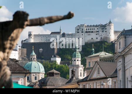 Blick vom Mirabellgarten auf der Festung Hohensalzburg, dem historischen Zentrum der Stadt Salzburg, ein UNESCO-Weltkulturerbe, Österreich Stockfoto