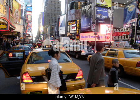 7. Avenue, japanische Touristen, Familie, Yellow Cab, Verkehr, Manhattan, New York City, New York, Vereinigte Staaten von Amerika, USA Stockfoto
