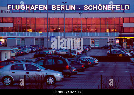 Schönefeld, Deutschland, ein Parkplatz und das Airport ...