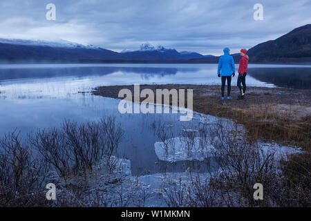 Jogger am Loch Maree, Northwest Highlands im Hintergrund, Schottland, Vereinigtes Königreich Stockfoto