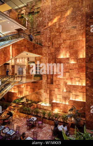 Innenraum der Trump Tower mit Fahrtreppen und Cafe, Manhattan, New York City, USA, Vereinigte Staaten von Amerika Stockfoto