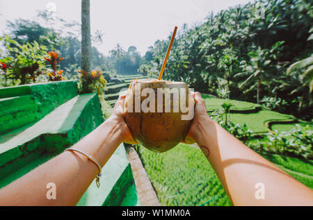 Schöne Mädchen, die in den Reisfeldern in Bali tegalalang, Ubud. Konzept über Menschen, Fernweh Reisen und Tourismus lifestyle Stockfoto