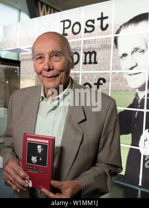 03 Juli 2019, Nordrhein-Westfalen, Dortmund: Fußball: Weltmeister Horst Eckel ist in der Sonderausstellung "Post vom Chef - herbergers Briefe ein sterben Weltmeister" und zeigt ein Buch über die Ausstellung. Juli 4, 2019 markiert den 65. Jahrestag der 'Wunder von Bern'. Aus diesem Anlass hat der Deutsche Fußball-Museum zeigt eine Sonderausstellung mit Buchstaben aus der ehemaligen nationalen Trainer zu seinen Spielern. Foto: Bernd Thissen/dpa Stockfoto