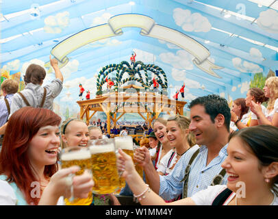 Junge Leute Spaß während des Oktoberfestes, München, Bayern, Deutschland in Stockfoto