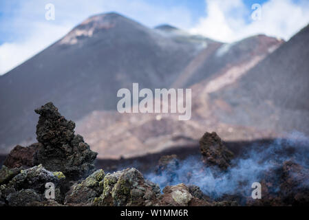 Verfestigte, dampfende Lava vor der südöstlichen Krater des Vulkan Ätna. Dampfschwaden steigen, Sizilien, Italien Stockfoto