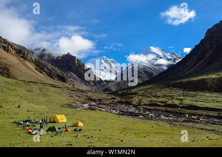 High Camp Base Camp auf 4900 m neben dem Bach Labse Khola auf dem Weg von Nar über Teri Tal zu Mustang mit Blick auf Khumjungar Himal links (6759 m Stockfoto