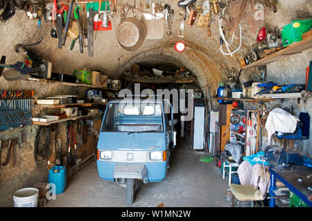 Eine Garage in Cleethorpes, in den Fels gehauene Stockfoto