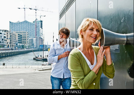 Paar Hören von Musik in der Elbphilharmonie Informationspavillon, HafenCity, Hamburg, Deutschland Stockfoto