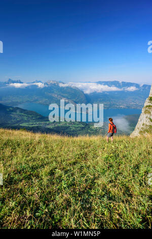 Frau wandern in Richtung Lac d'Annecy, La Tournette, Haute-Savoie, Frankreich Stockfoto