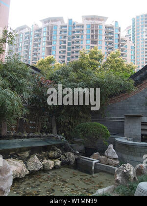 Park inmitten von Hochhäusern, Shanghai, China Stockfoto