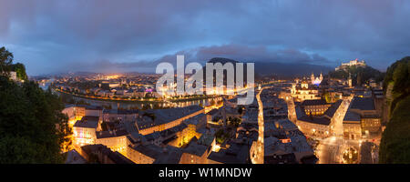 Panoramablick auf die Altstadt mit der Festung Hohensalzburg am Abend, Salzburg, Salzburg, Österreich Stockfoto