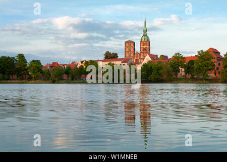 Blick über den Knieperteich auf die Altstadt und die Nikolaikirche, Stralsund, Ostsee, Mecklenburg-Vorpommern, Deutschland Stockfoto