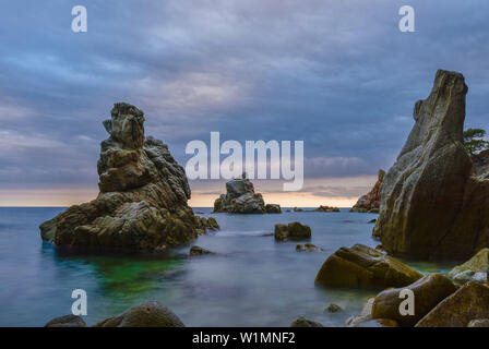 Felsen am Strand von Cala del frares, Sa Caleta, Mittelmeer, Lloret de Mar, Costa Brava, Katalonien, Spanien Stockfoto