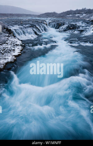 Wasserfall im Winter, Brekkuskógur Bruarfoss, Southern Island, Island, Europa Stockfoto