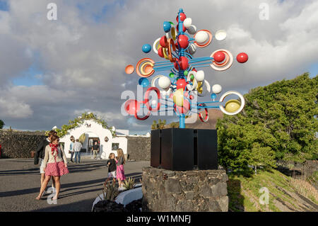 Wind-Skulptur vor Casa Cesar Manrique, Museum von Manrique-Stiftung, Lanzarote, Kanarische Inseln, Spanien Stockfoto