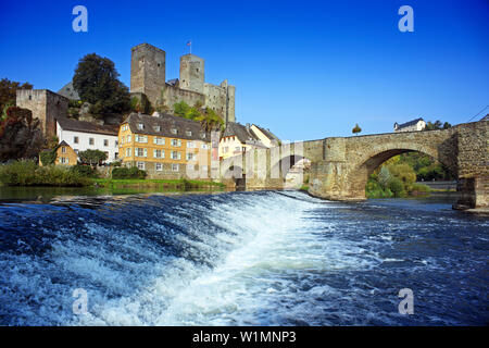 Blick über Lahn River mit steinernen Brücke Burg Ruine, Runkel, Hessen, Deutschland Stockfoto