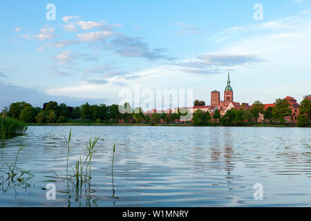 Blick über den Knieperteich auf die Altstadt und die Nikolaikirche, Stralsund, Ostsee, Mecklenburg-Vorpommern, Deutschland Stockfoto